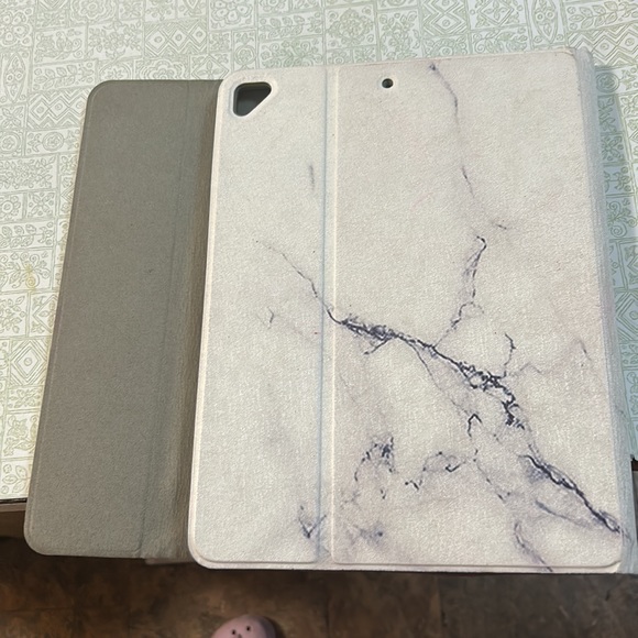 This a iPad case you can prop it up with any of the lines and the inside - Picture 3 of 5